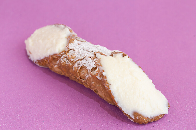 Il cannolo siciliano ripieno di ricotta e gocce di cioccolato dolce tipico fatto dalla Pasticceria ericina di Maria Grammatico